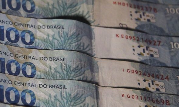 Notas de cem reais em sequência