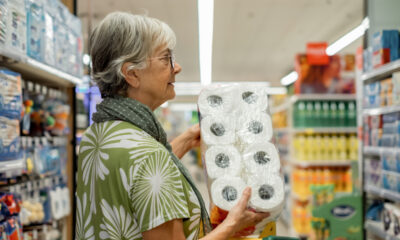 Mulher idosa fazendo compras no supermercado; conceito de inflação, IPCA