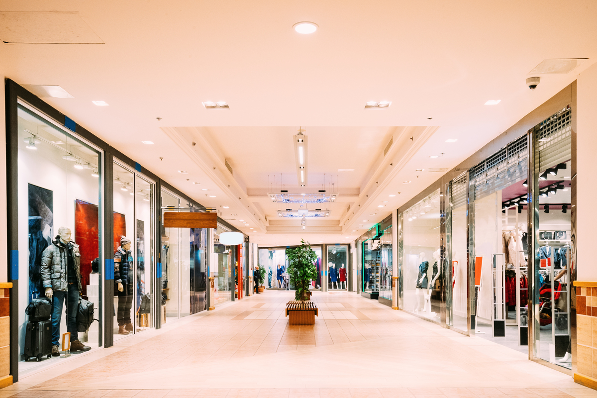 corredor de shopping center; Boa Vista aponta crescimento no movimento do comércio