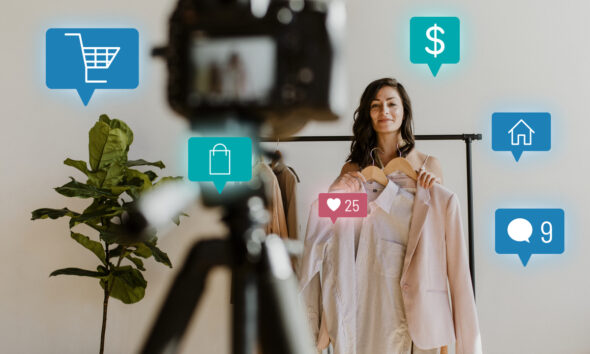 Mulher fazendo transmissão ao vivo de venda de produtos, ao estilo do live commerce