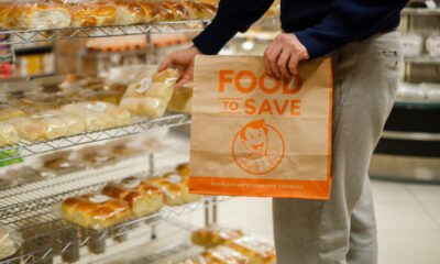 Homem pegando artigos de padaria e colocando em sacola da Food to Save