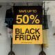 Vitrine com cartaz escrito "Sale up to 50% Black Friday"