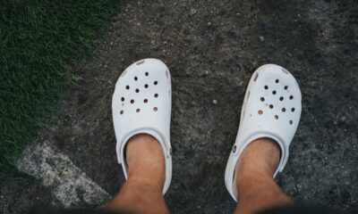 De cima pra baixo, homem tira foto dos seus pés de Crocs