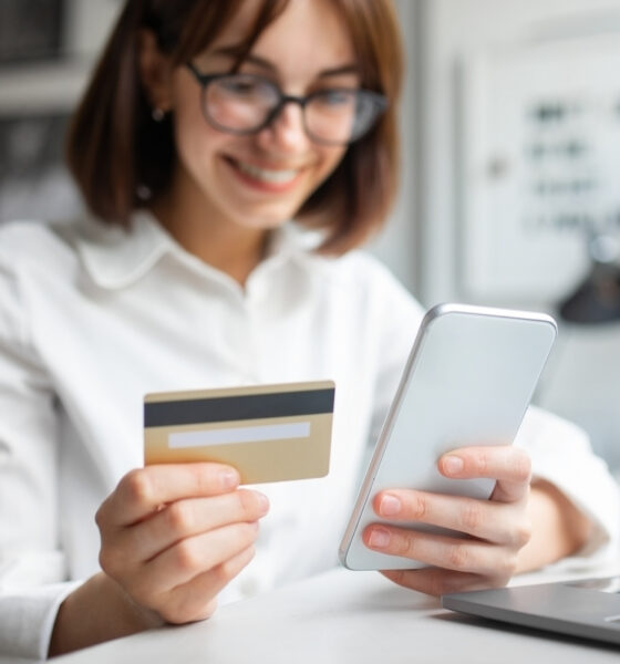Mulher jovem fazendo compras online com cartão de crédito; black friday, app commerce; DOC