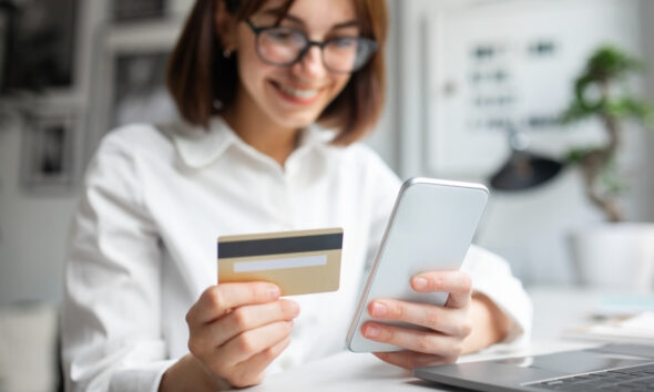 Mulher jovem fazendo compras online com cartão de crédito; black friday, app commerce; DOC