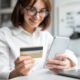 Mulher jovem fazendo compras online com cartão de crédito; black friday, app commerce; DOC