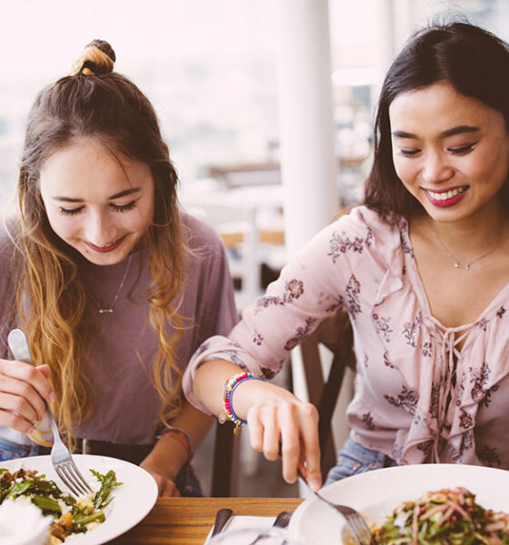 Jovens da Geração Z se alimentando em restaurante