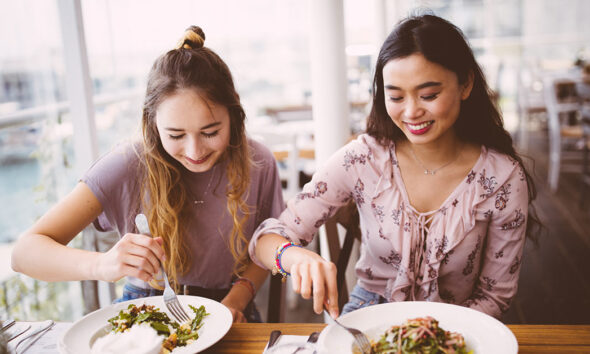 Jovens da Geração Z se alimentando em restaurante