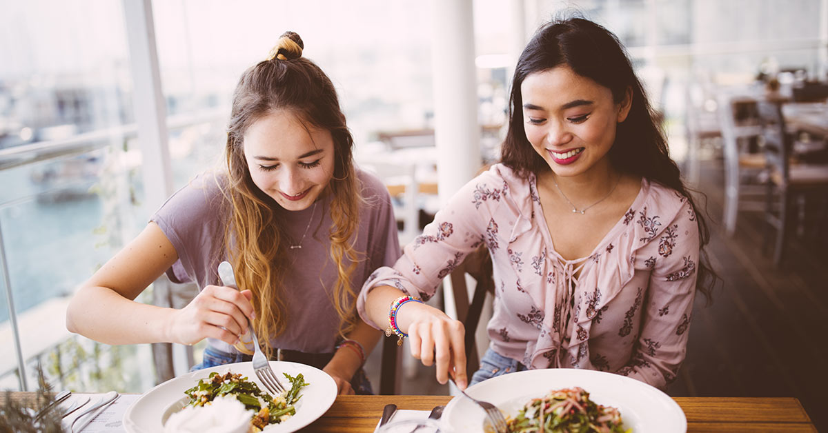 Jovens da Geração Z se alimentando em restaurante