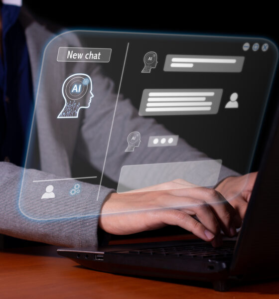 Homem criando perfil na internet, conceito de inteligência artificial (IA)