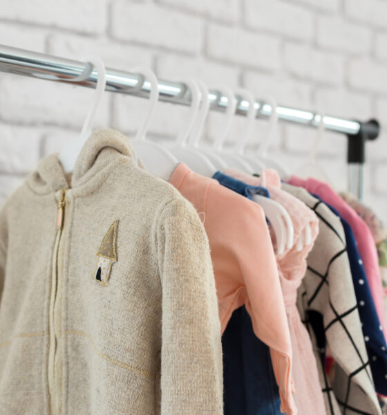 Arara com roupas infantis usadas para venda, como é feito na Cresci e Perdi, comprada pela Enjoei