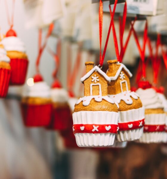 Decorações de Natal dependuradas em loja; final do ano