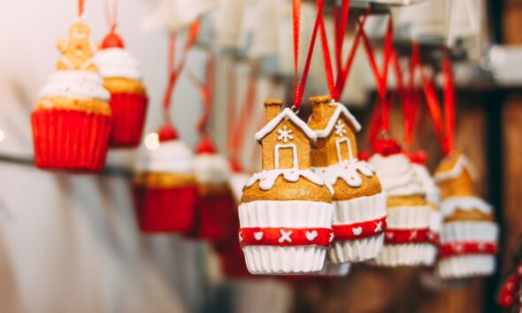 Decorações de Natal dependuradas em loja; final do ano