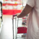 Imagem de uma mulher fazendo compras em supermercado; setor de supermercados