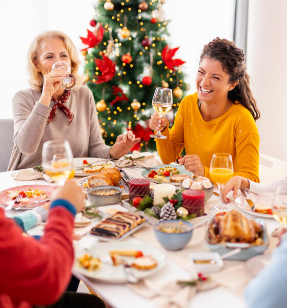 Família reunida ao redor de meda de ceia de natal