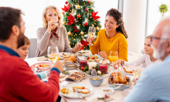 Família reunida ao redor de meda de ceia de natal