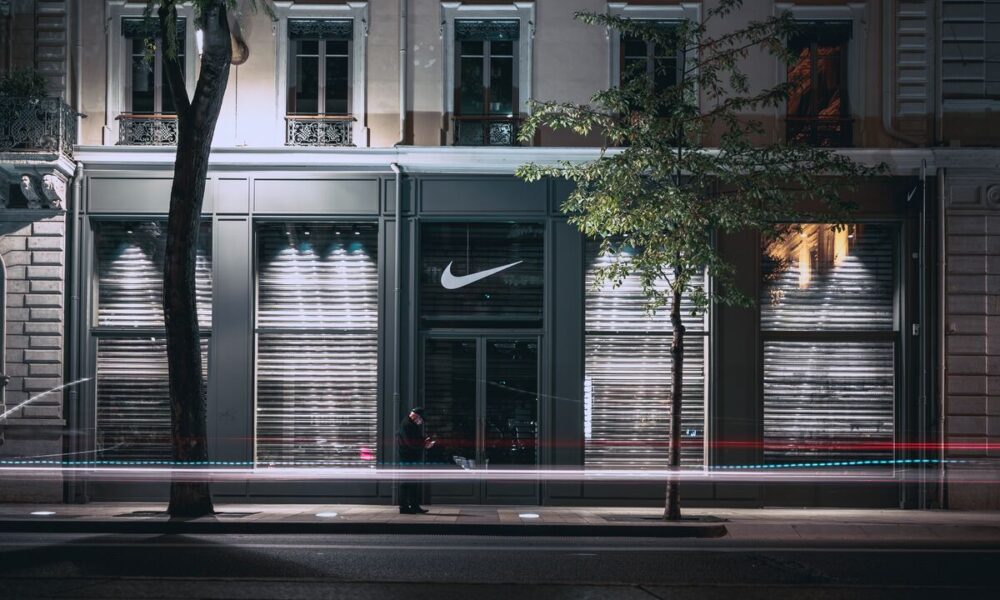 Fachada de prédio da Nike, com logo da empresa na porta