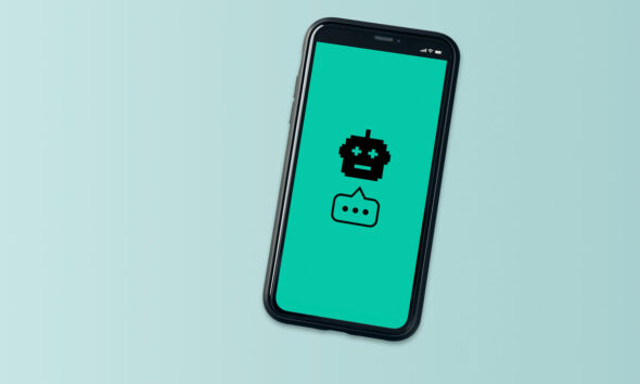 Celular com robô e balão com reticências, fundo verde. Representação de inteligência artificial no atendimento ao cliente; Botmaker