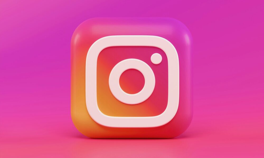 Logomarca do aplicativo Instagram em fundo rosa