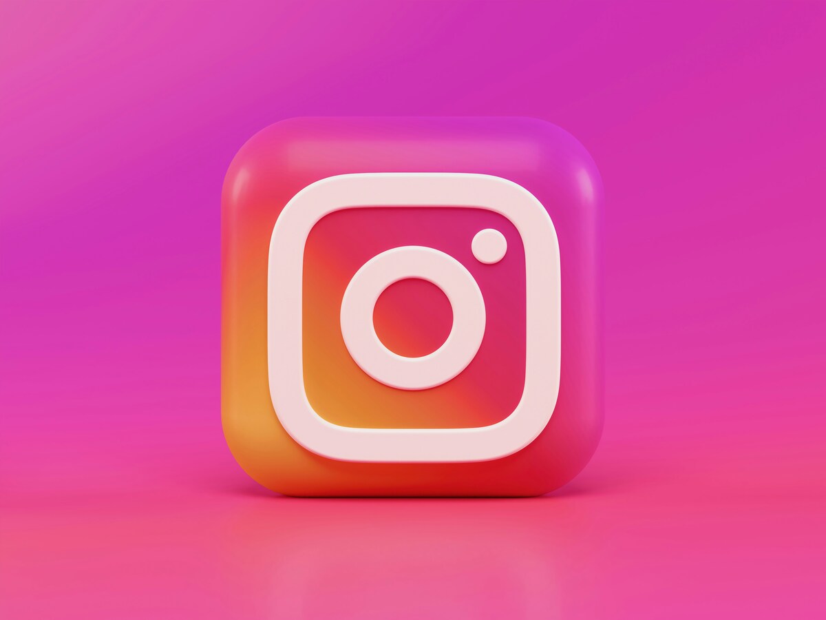 Logomarca do aplicativo Instagram em fundo rosa