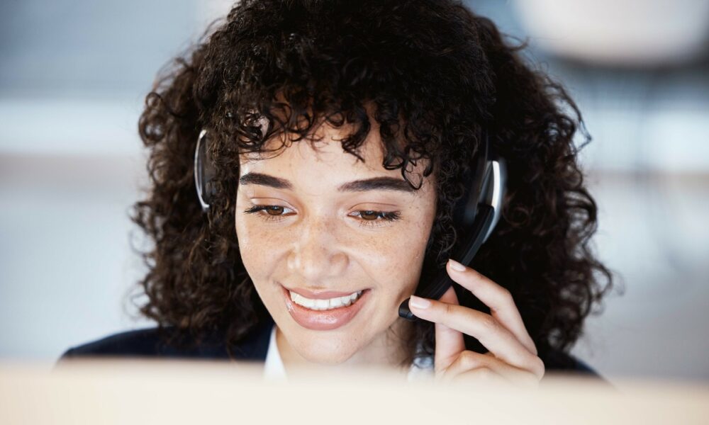 Atendente de telemarketing negra sorrindo