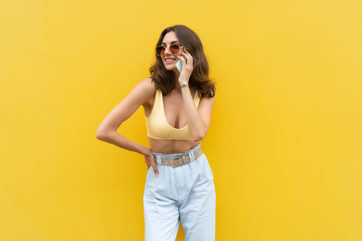 mulher com roupa amarela com fundo amarelo; Mercado Livre