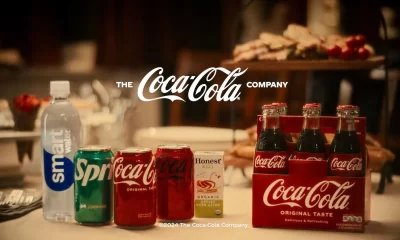produtos da Coca-Cola em cima de mesa de jantar