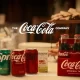 produtos da Coca-Cola em cima de mesa de jantar