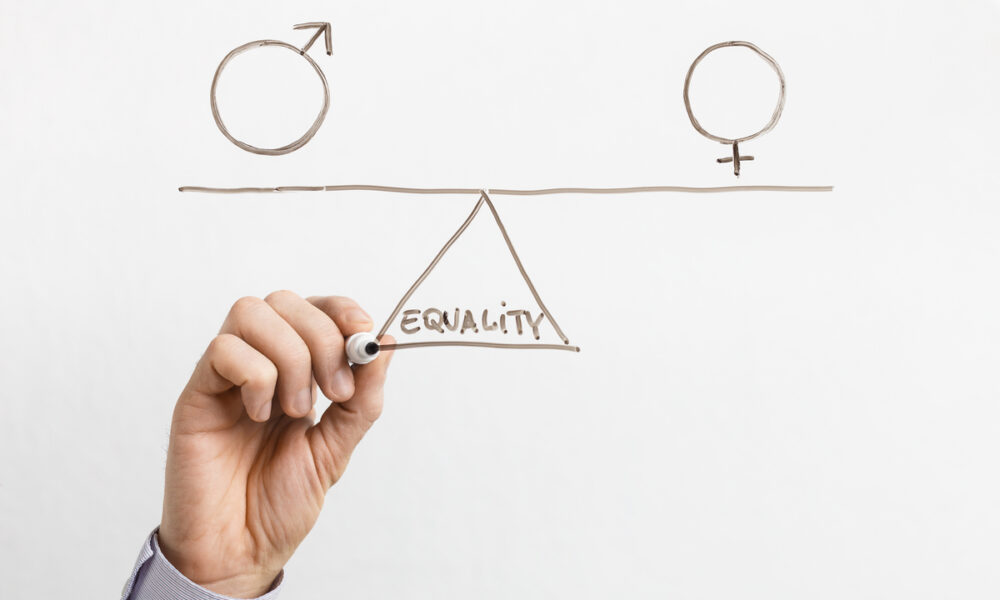 Homem desenhando sobre igualdade de gênero; igualitário