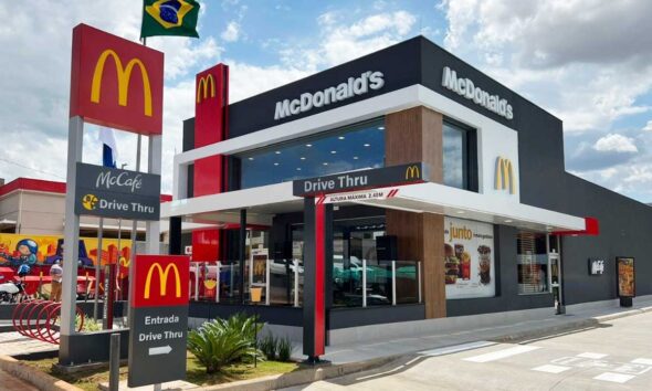 Imagem de uma unidade de franquia McDonald's
