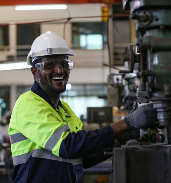 Trabalhador industrial sorrindo; FGV, confiança da indústria