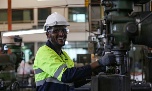 Trabalhador industrial sorrindo; FGV, confiança da indústria