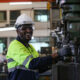 Trabalhador industrial sorrindo; FGV, confiança da indústria