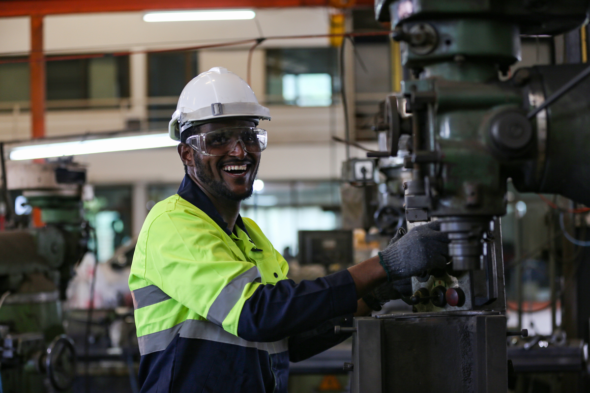 Trabalhador industrial sorrindo; FGV, confiança da indústria