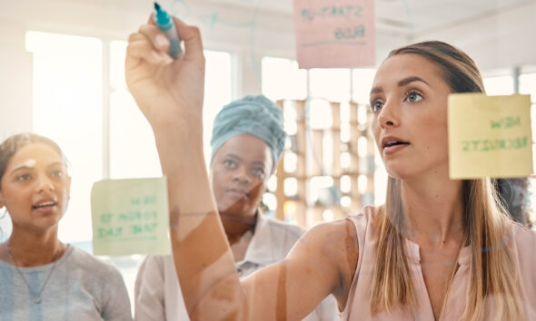 estratégias de SEO e redes sociais; Casas Bahia