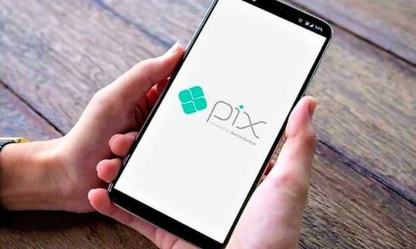 Celular com acesso ao Pix, do Banco Central; Ebanx projeta que modalidade de pagamento representará 40% do mercado até 2026; pagamentos digitais; pix mei; ClearSale