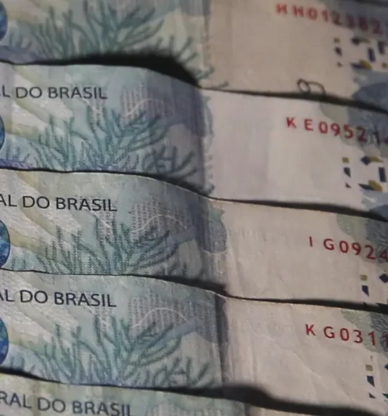 imagem de notas de dinheiro; déficit; analistas selic; mercado
