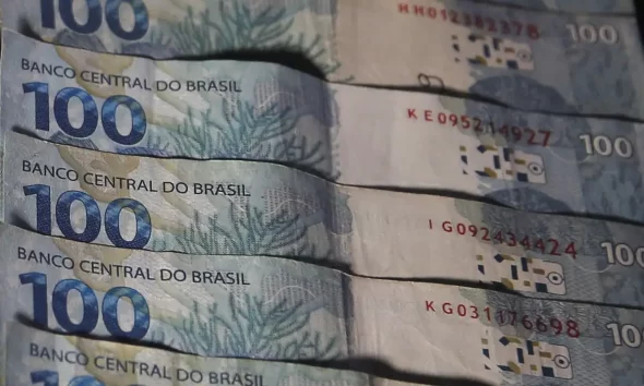 imagem de notas de dinheiro; déficit; analistas selic; mercado