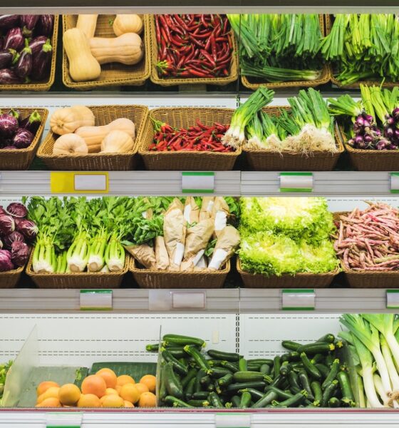Vegetais na prateleira do supermercado; atacarejo; legumes