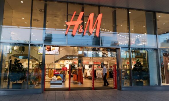 Entrada de uma loja da H&M, empresa que vai chegar ao Brasil em 2025