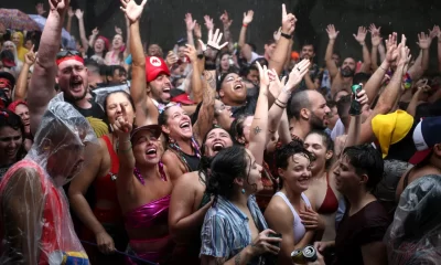 Pessoas comemorando o Carnaval em São Paulo