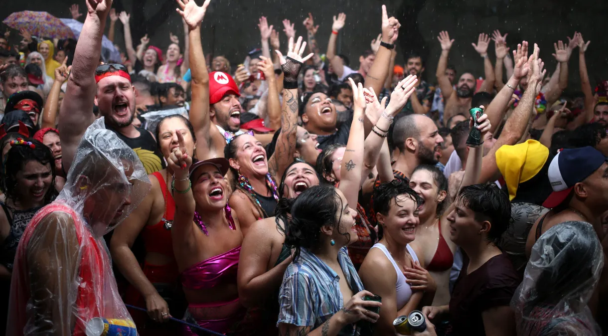 Pessoas comemorando o Carnaval em São Paulo