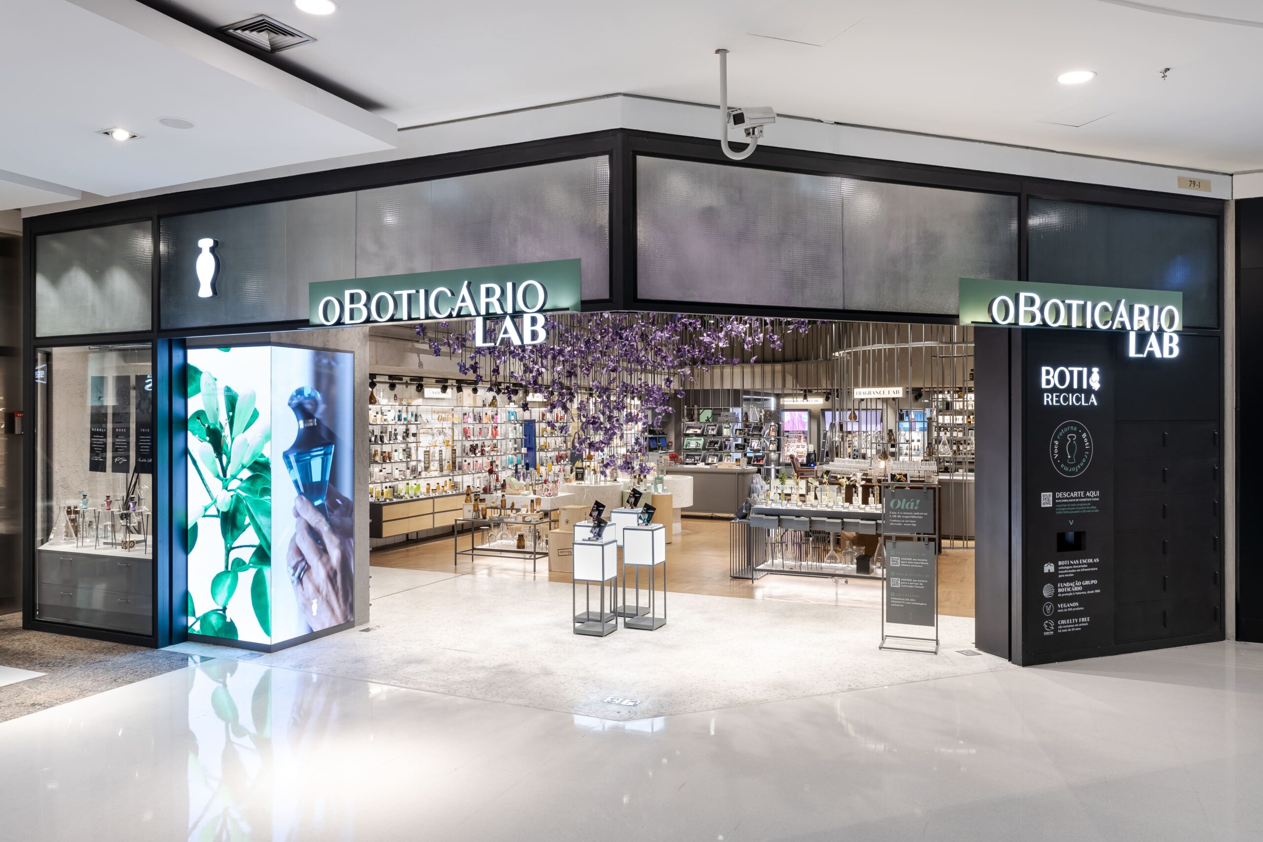 Loja Conceito do OBoticário em shopping: OBoticário Lab, com cores voltadas pra o cinza