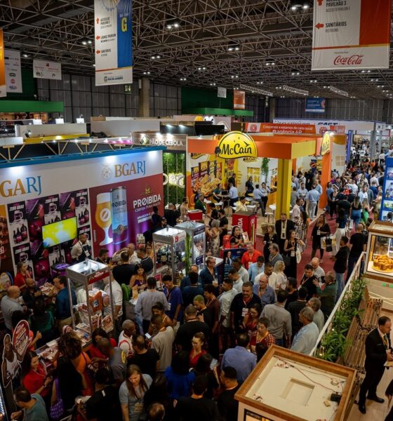 Foto, vista de cima, da Super Rio Expofood, com muitas pessoas