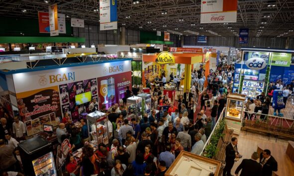 Foto, vista de cima, da Super Rio Expofood, com muitas pessoas