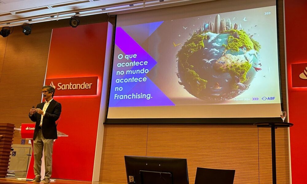 Foto do palco em evento presencial de apresentação de dados da ABF em São Paulo.