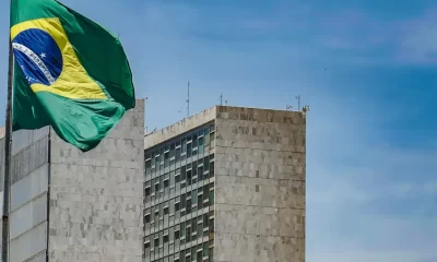 Bandeira do Brasil na Explanada dos Ministérios em Brasília