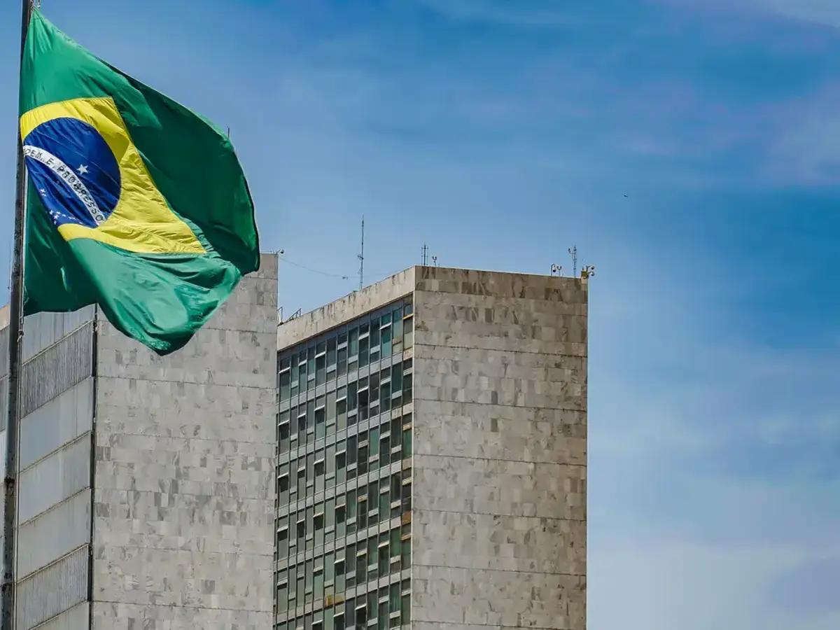 Bandeira do Brasil na Explanada dos Ministérios em Brasília