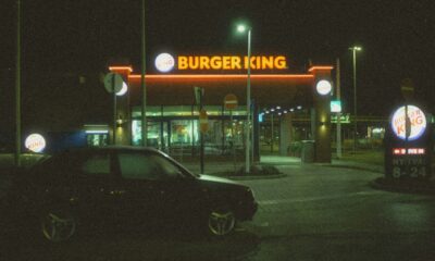 Carro no estacionamento do Burger King à noite em Budapeste