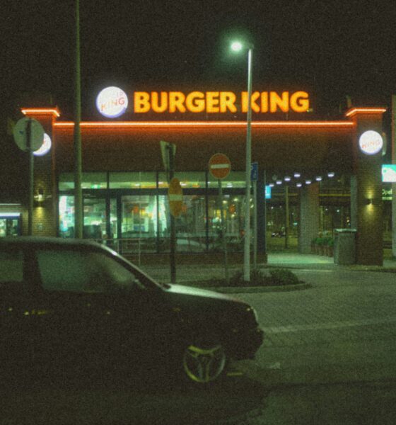 Carro no estacionamento do Burger King à noite em Budapeste